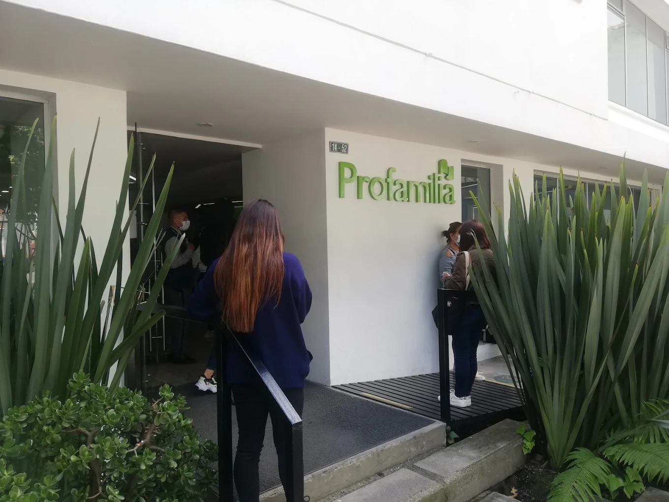 L'extérieur d'une clinique avec une femme debout.