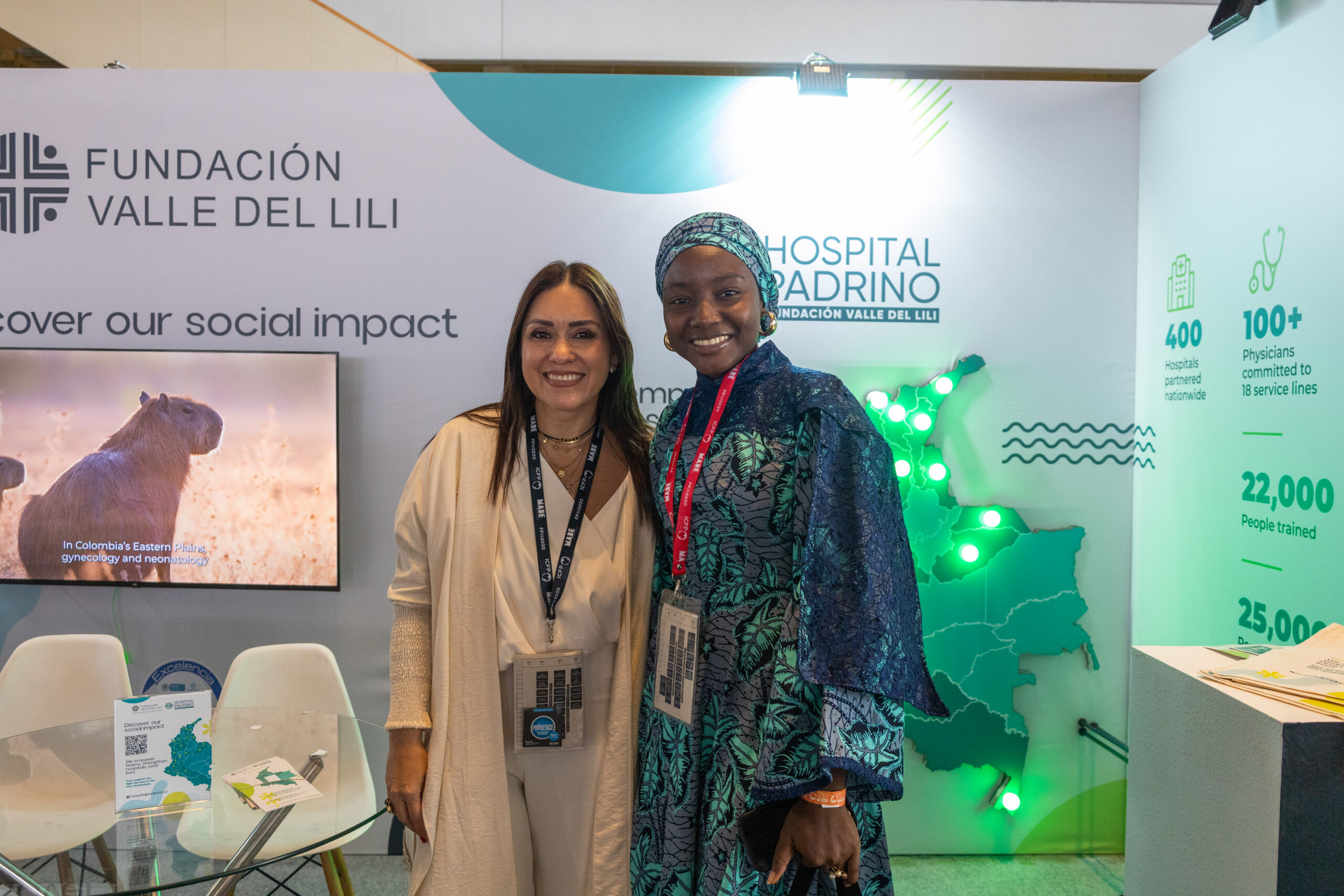 FundacionValleDelLili Two women standing at a booth and posing