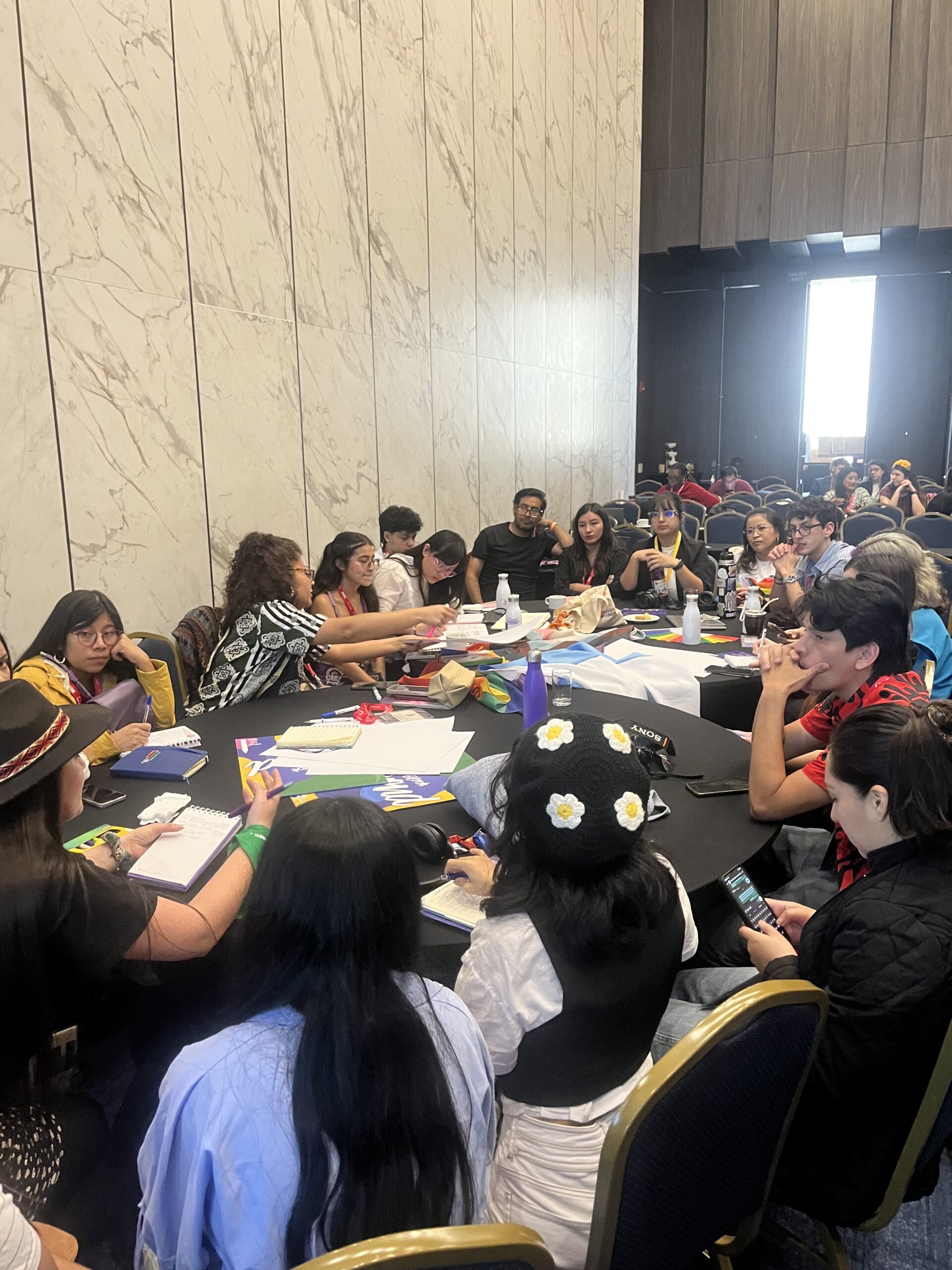 Jóvenes que participan en la sesión trabajando en las mesas